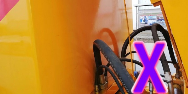 隧道作業(yè)與露天作業(yè)施工場地下，混凝土泵應(yīng)當(dāng)如何確定位置？