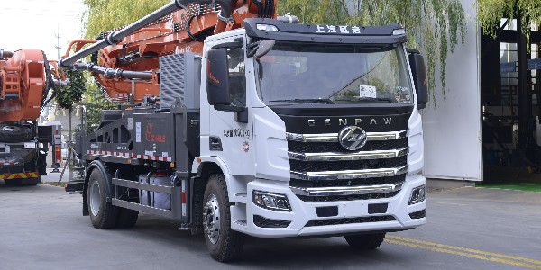 科尼樂(lè)紅巖底盤(pán) 32米泵車(chē)