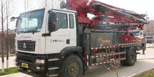 混凝土泵車是靠什么實現(xiàn)泵送的？