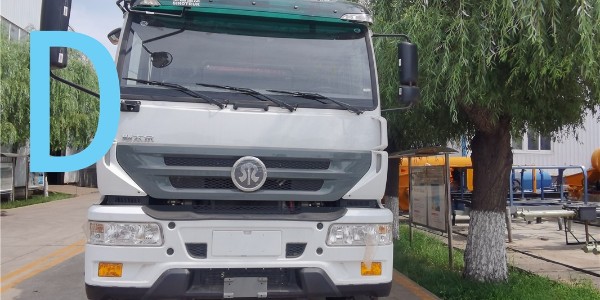 雨天路滑，泵車小心施工