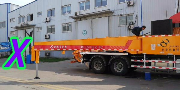 混凝土泵車(chē)的末端軟管容易受損，需注意泵車(chē)布料桿的傾斜狀態(tài)