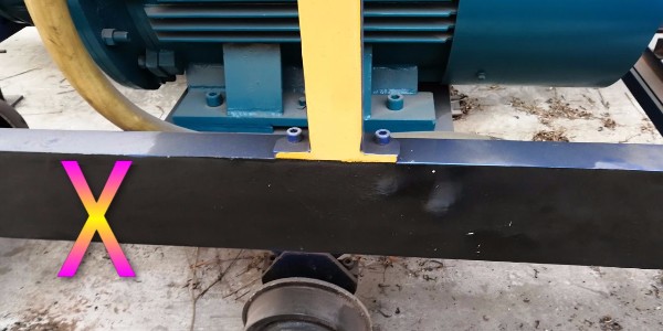 混凝土泵在進行泵送前，水泥砂漿注入料斗后為何要先進行反向攪拌？