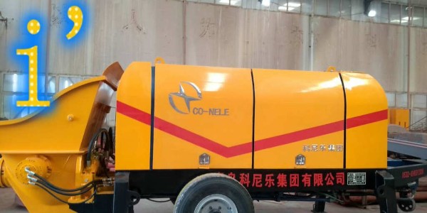 為什么在安置混凝土輸送泵時，要在機(jī)架底部墊木塊？